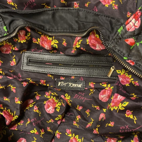 Betsy    Johnson  Beautiful travel bag 2 handl many interior inside - Picture 11 of 12